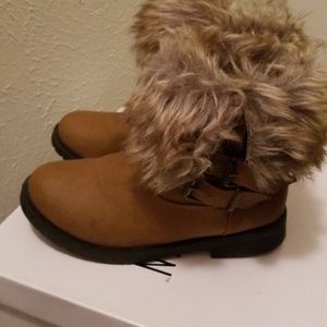 Girls fur boots